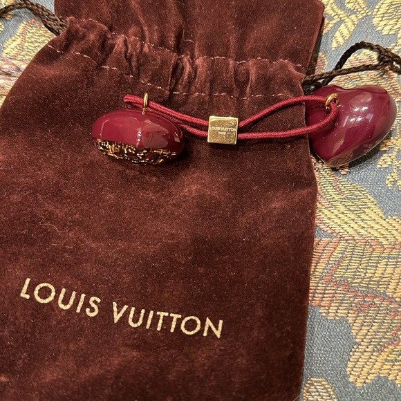 Louis Vuitton heart shaped ponytail holder - Picture 4 of 4